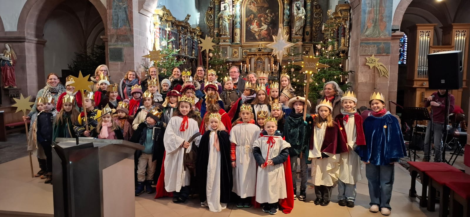 Viele kleine und große Sternsinger:innen (c) Hl. Mutter Teresa Nettetal